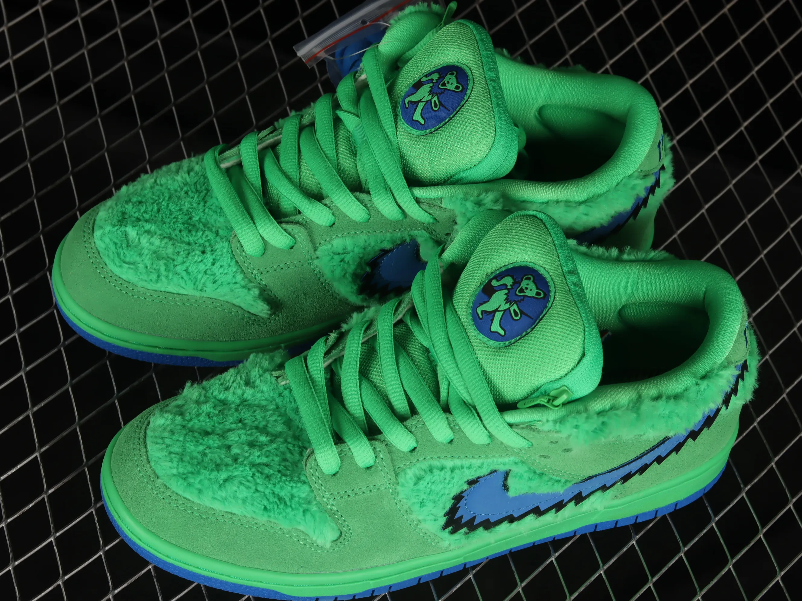 All Categories Nk SB Dunk Series Nk SB Dunk Low Low-top Sneakers OG Version Grateful Dead x Nk SB Dunk Low "Yellow Bear" Joint Model Green and Blue Bear Sports Skateboard Shoes CJ5378-300